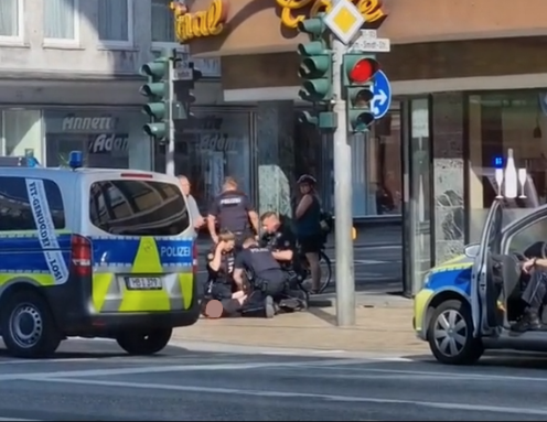 Zugriff: Dieses Bild aus einem Video soll die Festnahme des mutmaßlichen Schützen von Bremerhaven zeigen.