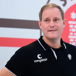 Oke Göttlich auf der St. Pauli-Mitgliederversammlung im September 2021p