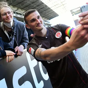Wird wohl auch am Sonntag noch das ein oder andere Selfie schießen: Philipp Ziereis verlässt St. Pauli nach neun Jahren.