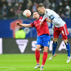 HSV-Kapitän Sebastian Schonlau im Hinspiel gegen Rostocks John Verhoek