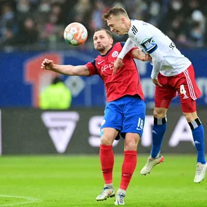 Am Sonntag tritt der HSV in Rostock zum letzten Spieltag der Saison an. In der Hinrunde siegte der HSV (hier Kapitän Sebastian Schonlau im Duell mit John Verhoek) mit 3:0 gegen Hansa. )