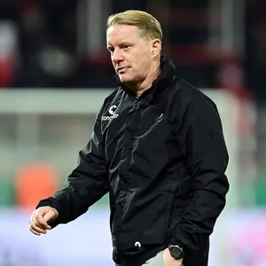 Klare Worte: St. Paulis Trainer Timo Schultz ist stolz auf Platz fünf, eine „Bomben-Position“, aber auch enttäuscht über das Ende der Saison.