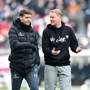 Es geht gemeinsam weiter: Chefcoach Timo Schultz (M.) mit seinen Co-Trainern Fabian Hürzeler (l.) und Loic Favé