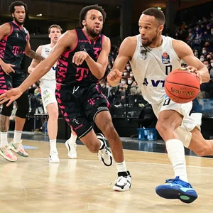 Parker Jackson-Cartwright gegen Jaylon Brown