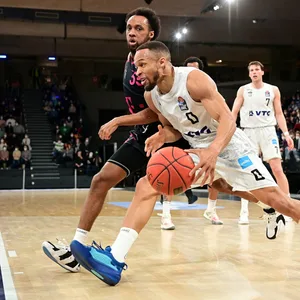 Jaylon Brown gegen Parker Jackson-Cartwright