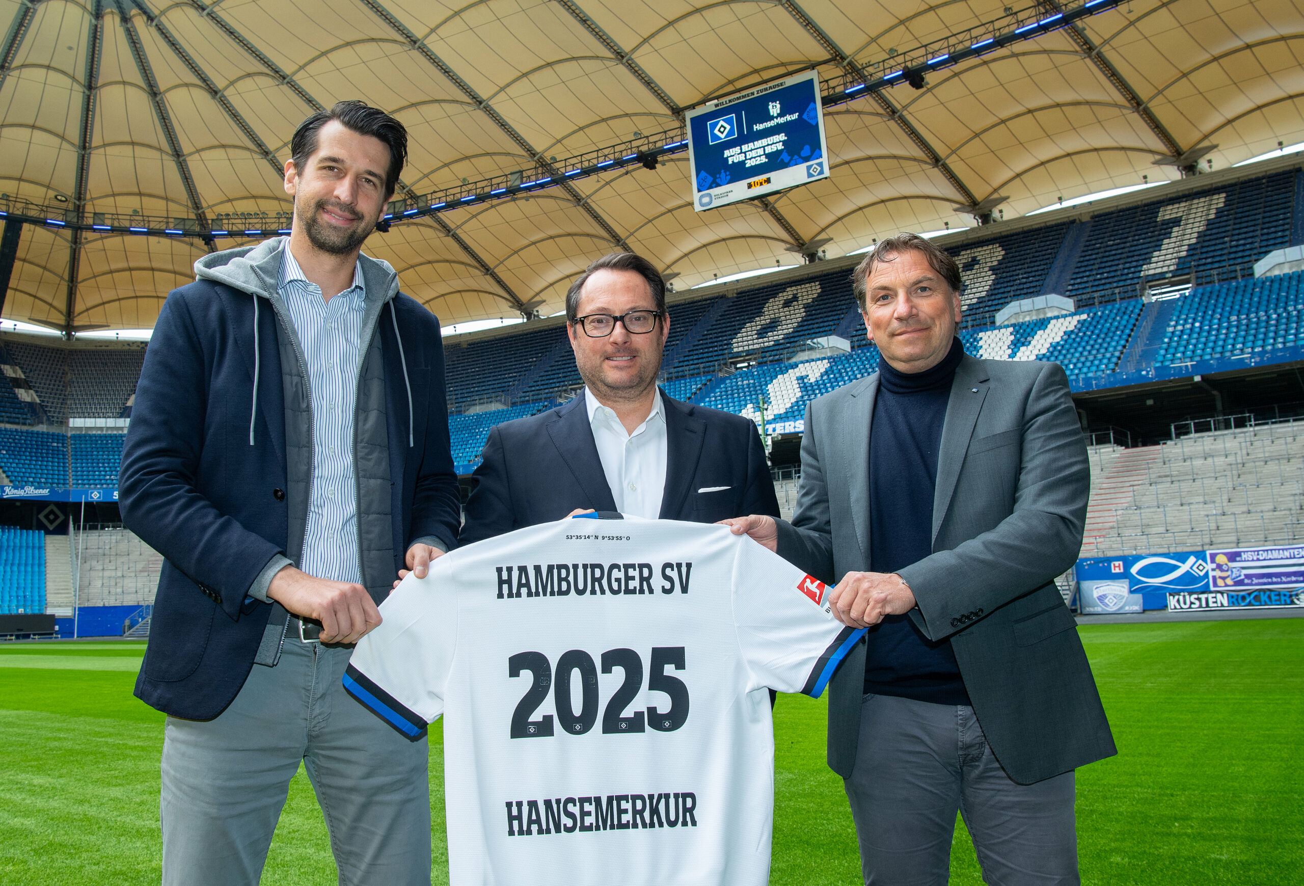 Die „HanseMerkur“ (hier Vorstand Eric Bussert mit den HSV-Vorständen Jonas Boldt/l. und Thomas Wüstefeld/r.) ist ab Sommer neuer HSV-Hauptsponsor.