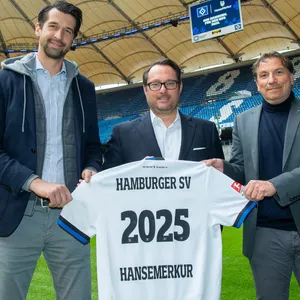 Die „HanseMerkur“ (hier Vorstand Eric Bussert mit den HSV-Vorständen Jonas Boldt/l. und Thomas Wüstefeld/r.) ist ab Sommer neuer HSV-Hauptsponsor.