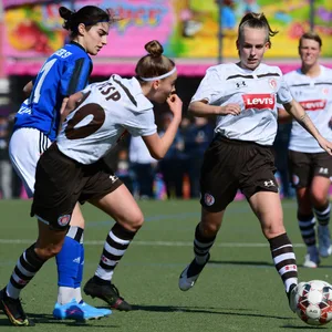 Michelle Messer für den FC St. Pauli am Ball