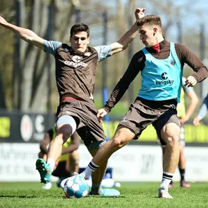 Im Training mittendrin statt im Spiel dabei: St. Paulisgesperrte Talente Igor Matanovic (l.) und Marcel Beifus