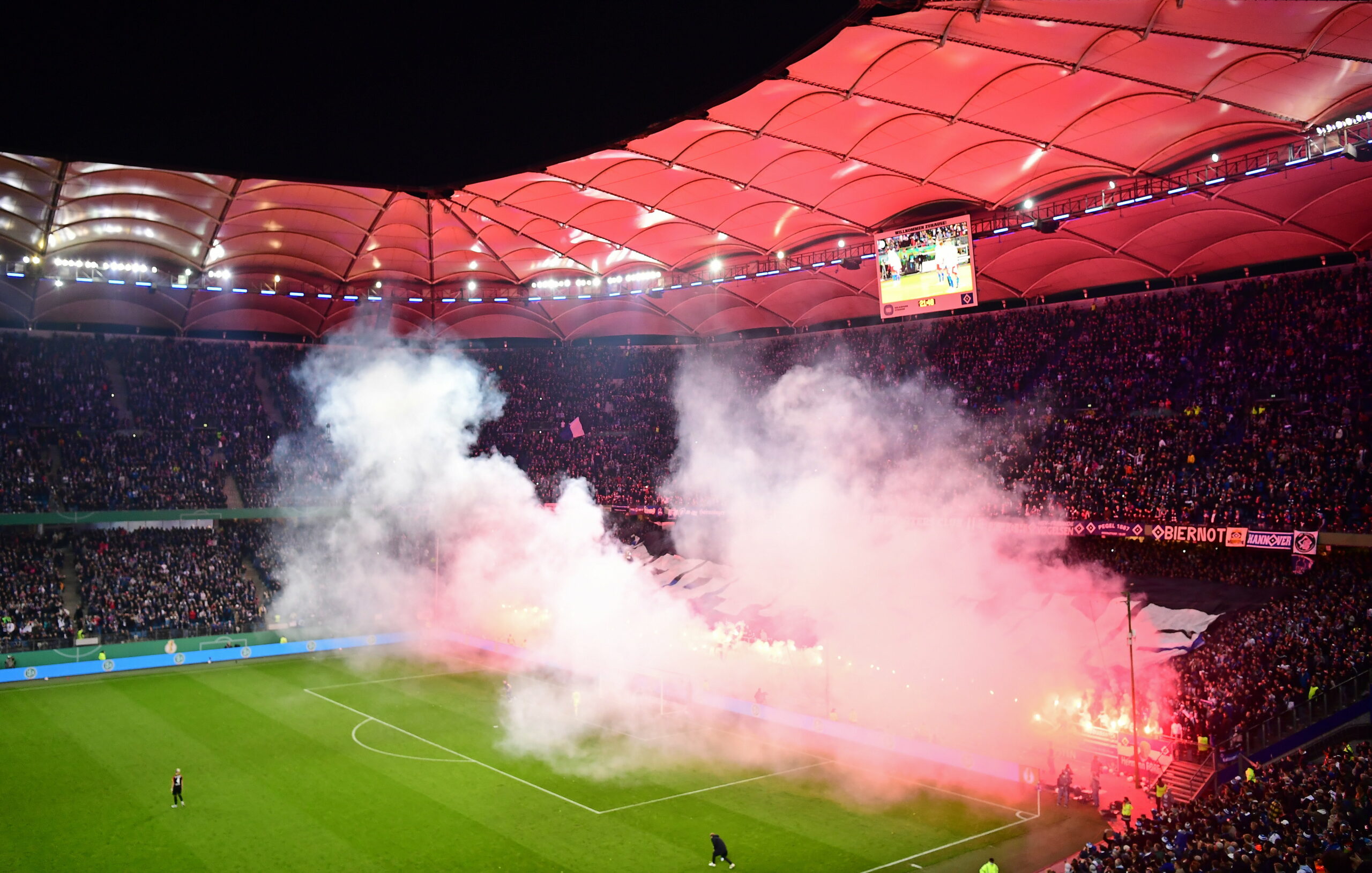 Auch beim Pokalspiel gegen Freiburg wurde zuletzt beim HSV auf der Tribüne gezündelt.