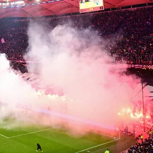 Auch beim Pokalspiel gegen Freiburg wurde zuletzt beim HSV auf der Tribüne gezündelt.