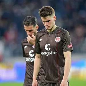 St. Pauli-Profis Leart Paqarada und Luca-Milan Zander