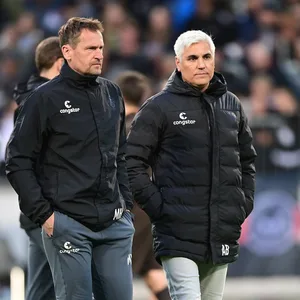 Sportchef Andreas Bornemann (M.) erklärte das Aus von Mathias Hain (l.) mit inhaltlichen Gründen.