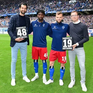 Sportvorstand Jonas Boldt (l.) und Sportdirektor Michael Mutzel (r.) verabschieden Faride Alidou und Manuel Wintzheimer im Volkspark.
