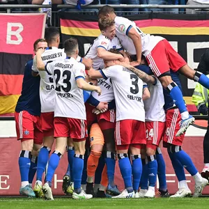 HSV Spieler beim gemeinsamen Jubel