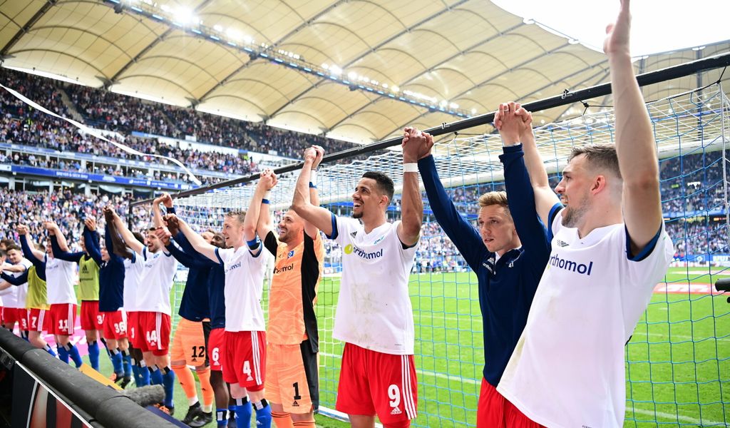Die HSV-Profis bejubeln den Sieg gegen Hannover 96
