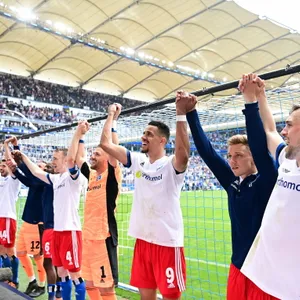 Die HSV-Profis bejubeln den Sieg gegen Hannover 96
