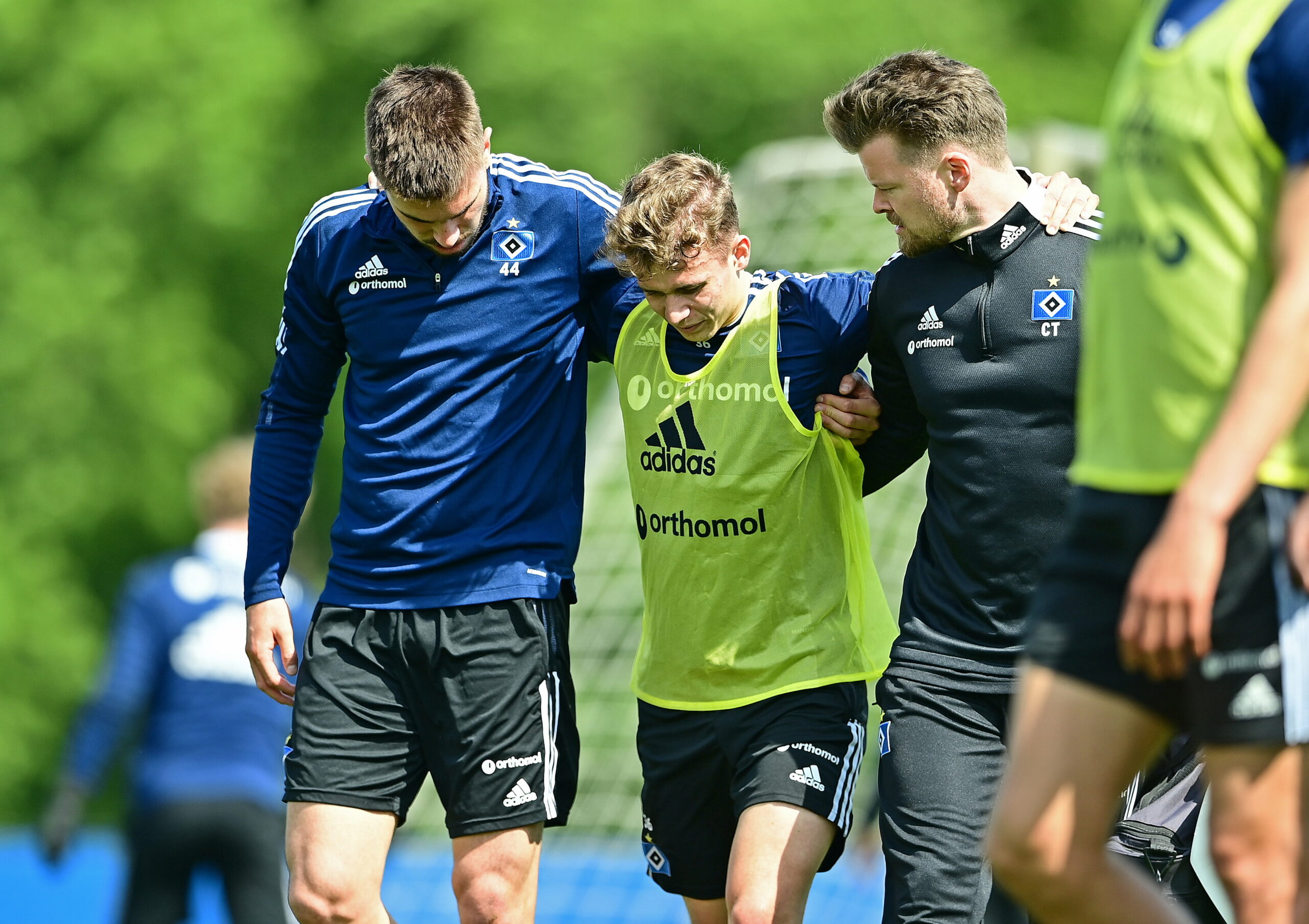 HSV-Profi Anssi Suhonen (Mitte) verletzte sich im Training