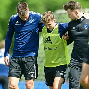 HSV-Profi Anssi Suhonen (Mitte) verletzte sich im Training