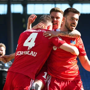 Der HSV bejubelt seinen Sieg in Rostock