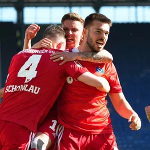 Die HSV-Profis Schonlau, Kittel und Vuskovic (v.l) jubeln.