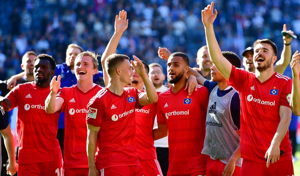 Die HSV-Profis bejubeln ihren Sieg in Rostock