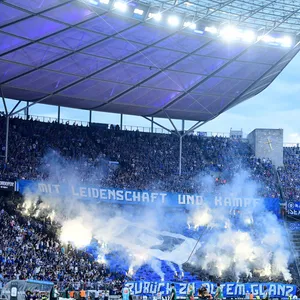 Die HSV-Fans sorgten für eine blaue Wand im Olympiastadion, doch es wurde auch wieder gezündelt.
