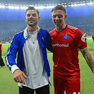 Die HSV-Profis Tim Leibold (l.) und Sonny Kittel