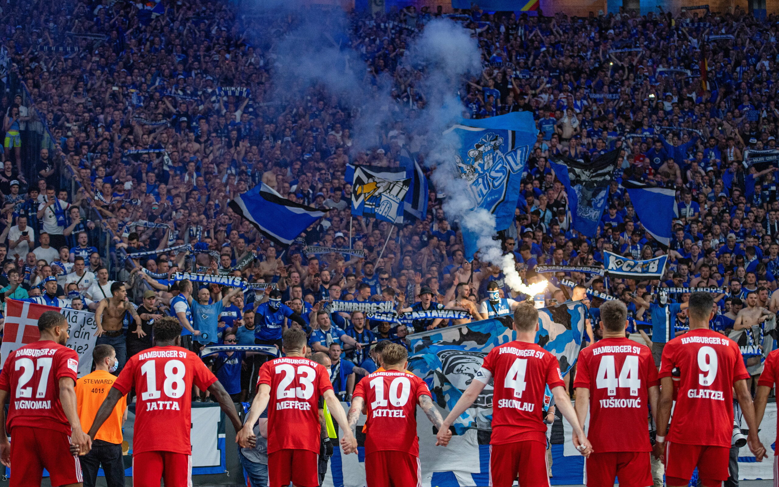 Die HSV-Profis feiern mit ihren Fans nach dem 1:0 in Berlin.