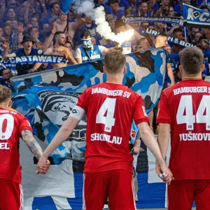 Die HSV-Profis feiern mit ihren Fans nach dem 1:0 in Berlin.