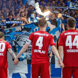 Die HSV-Profis feiern mit ihren Fans nach dem 1:0 in Berlin.