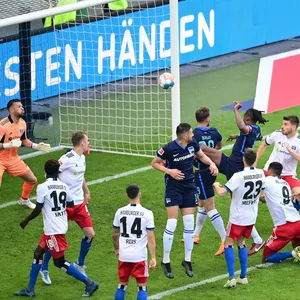 Dedryck Boyata (M.) brachte die Hertha nach einer Ecke früh in Führung.