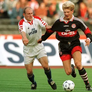 Ex-HSV-Profi Thomas Gravesen (l.) und Bayerns Stefan Effenberg