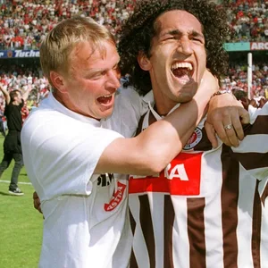 Aufstiegs-Torschütze Deniz Baris (r.) feiert 2001 in Nürnberg mit seinem Entdeckeer Joachim Philipkowski.
