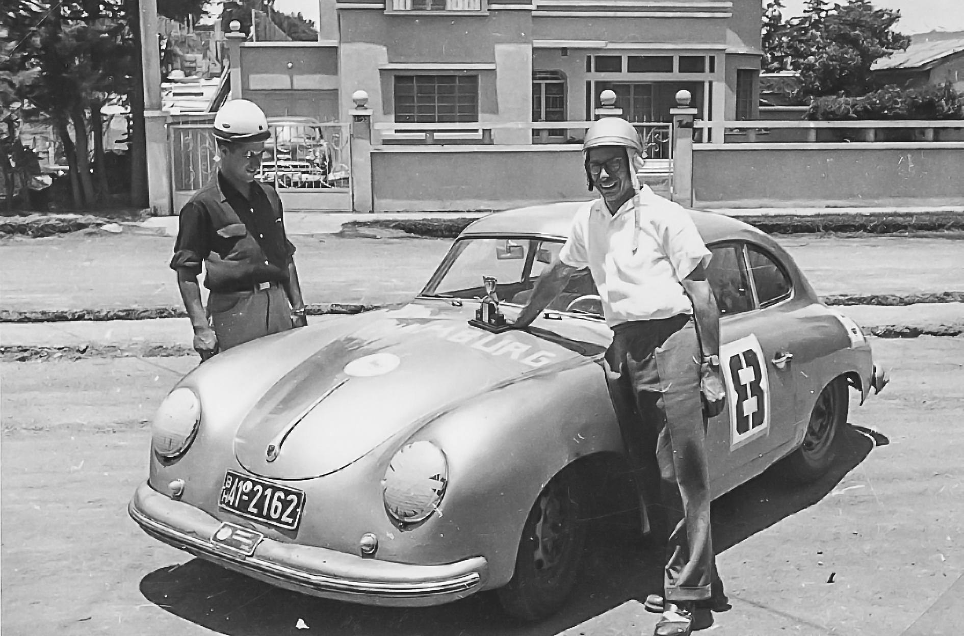 Wulf Gaertner (r.) steht nach einem Rennsieg in Südamerika in den 50er Jahren stolz neben seinem Hamburger Porsche 356.