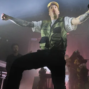 Casper tanzt, Mikro in der Hand