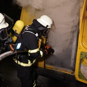 In Billstedt ist in der Nacht zu Montag ein DHL Kleintransporter komplett ausgebrannt.
