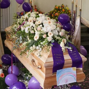 Alles bunt: „LiLaBe“-Erfinder Hans-Herbert Böhrs ist am Dienstag auf dem Friedhof Diebsteich beerdigt worden.