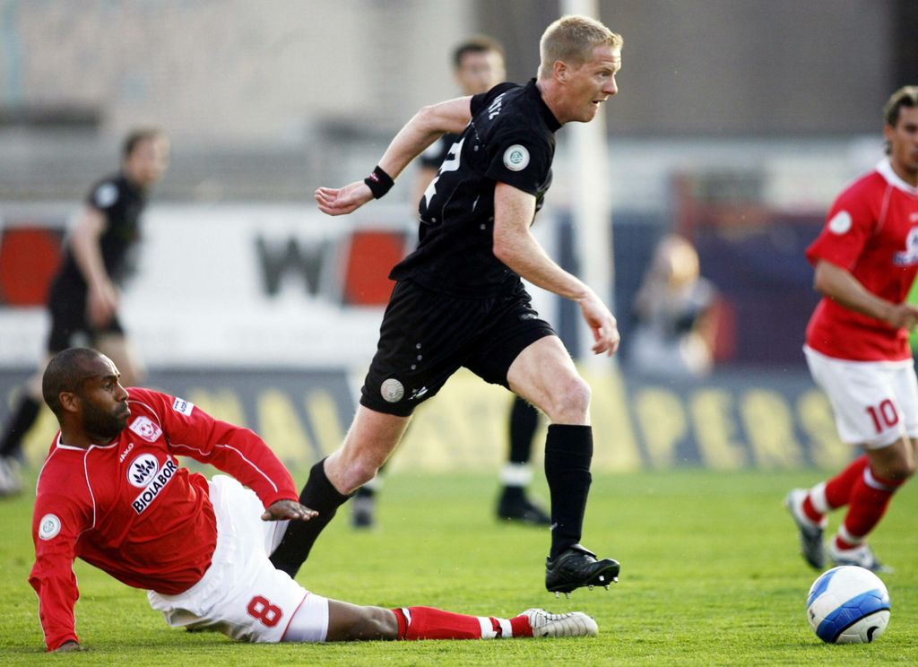„Jeder, der mal mit Timo auf dem Platz stand, kann sich an rassige Duelle mit ihm erinnern“, sagt Daniel Thioune, hier für Rot-Weiß Ahlen gegen Schultz und St. Pauli im April 2007.