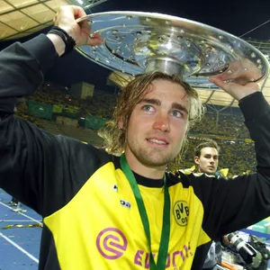 Marcel Schmelzer hält die Meisterschale über seinem Kopf