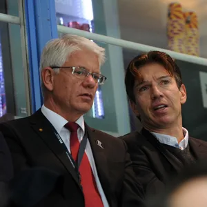 Franz Reindl (l.) beim Besuch einer Eishockey-Partie
