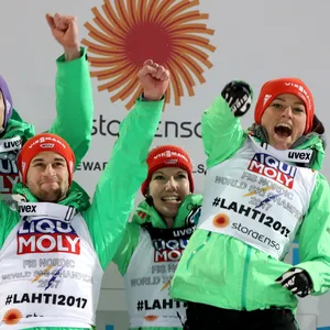 Carina Vogt beim Feiern