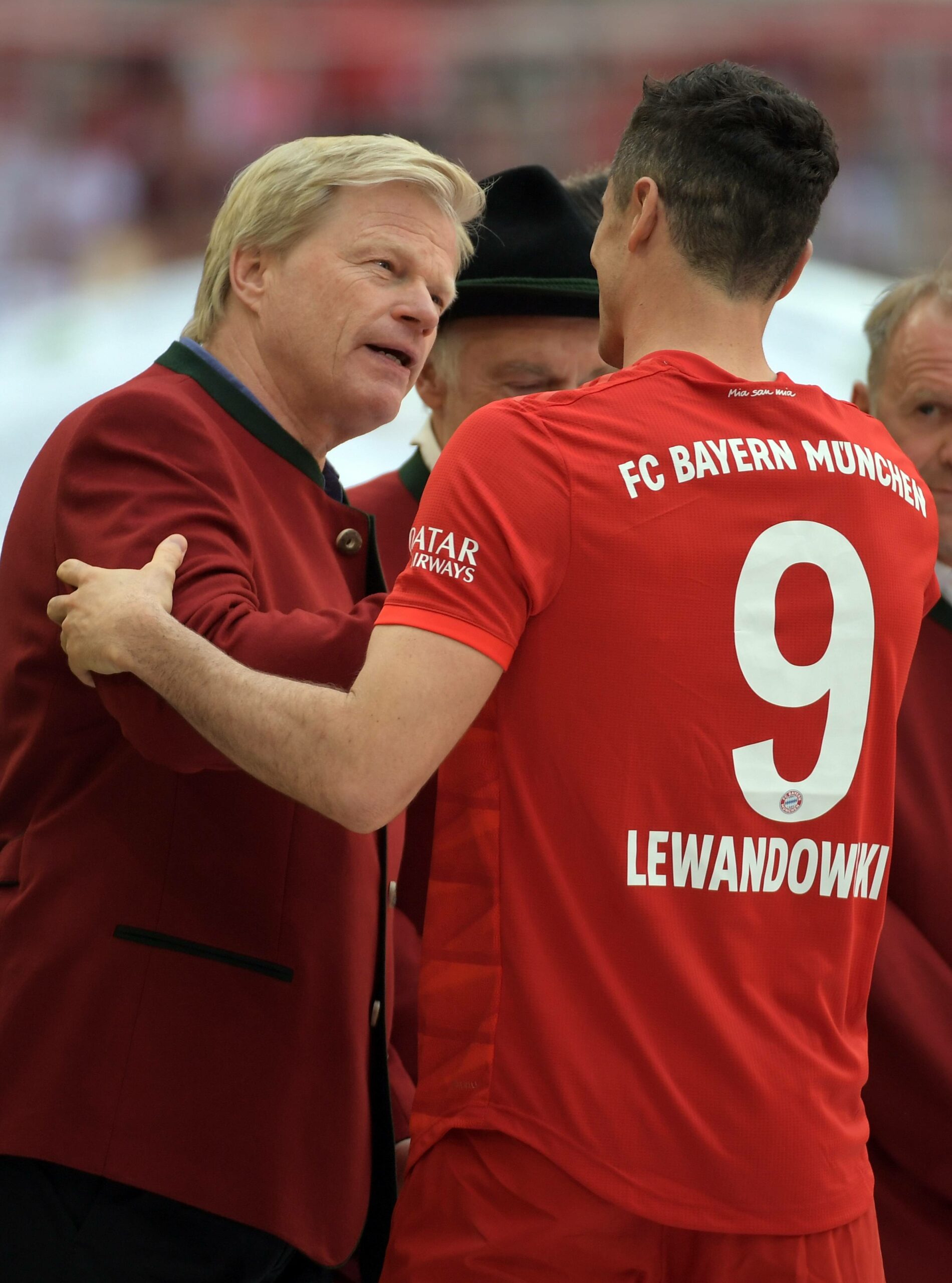 Oliver Kahn geht davon aus, dass Robert Lewandowski seinen Vertrag bei den Münchnern erfüllt