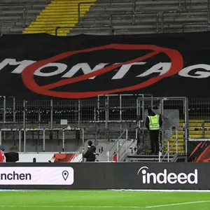 Ein Fan-Banner als Protest gegen Montagsspiele