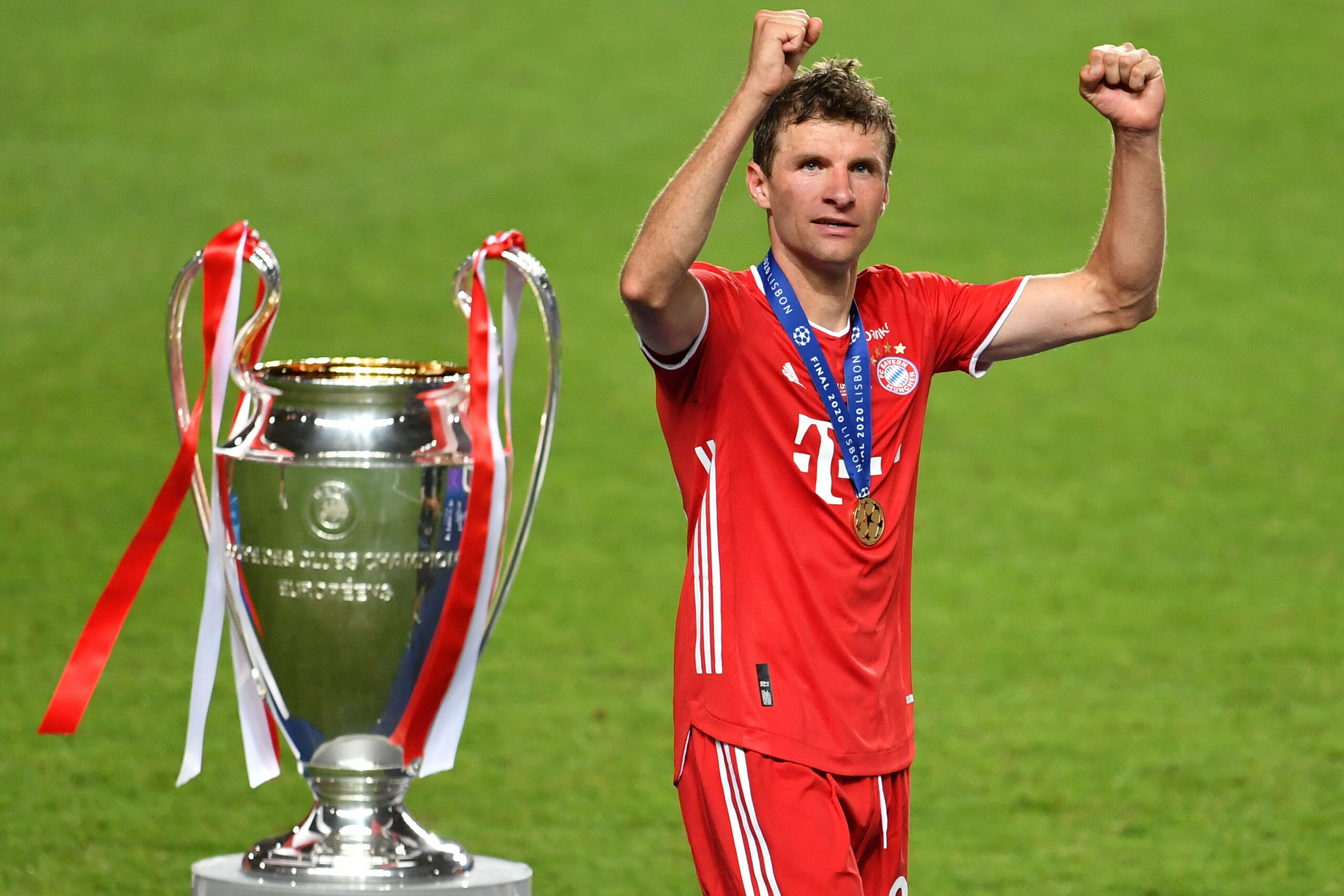 Thomas Müller mit der Champions-League-Trophäe