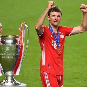 Thomas Müller mit der Champions-League-Trophäe