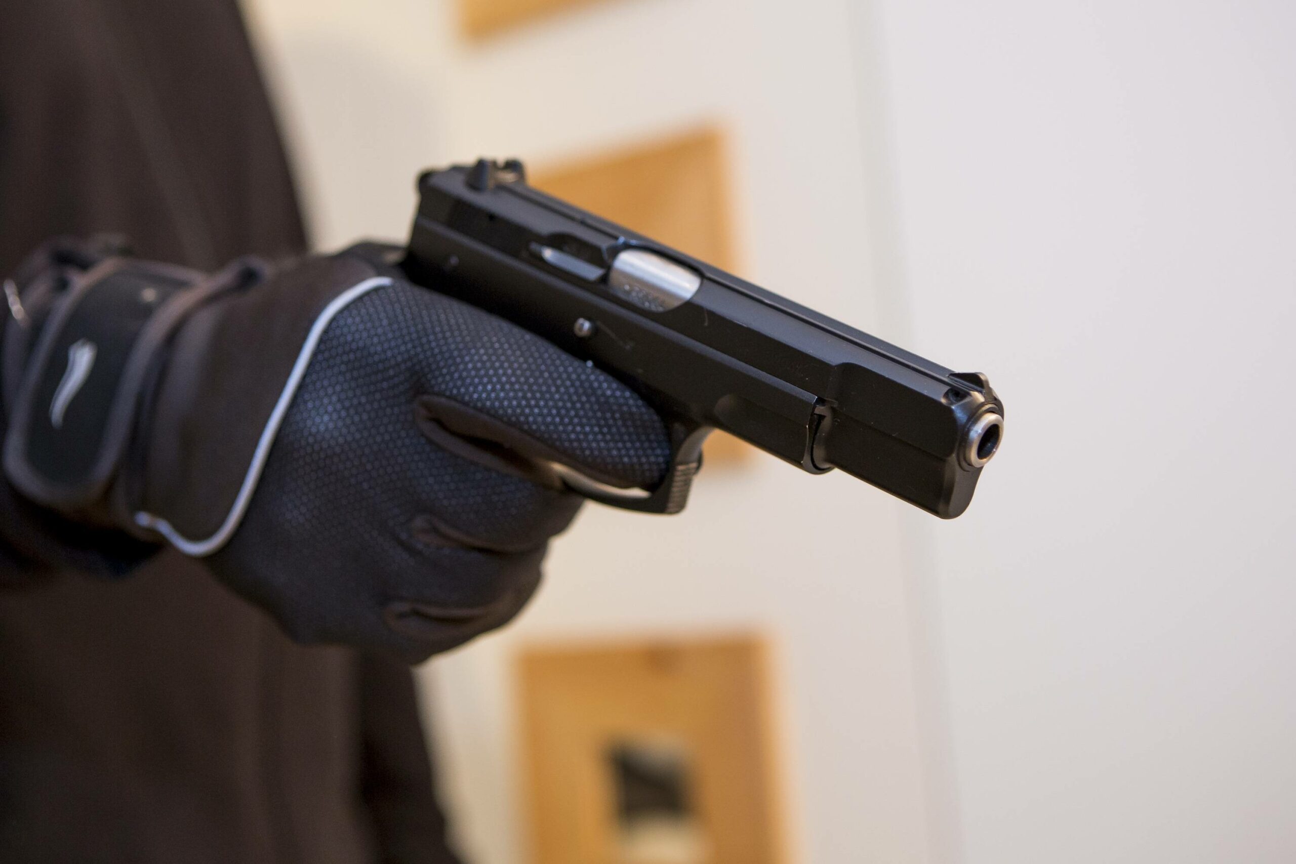 Ein Mann zielt mit einer Schusswaffe/Pistole,
