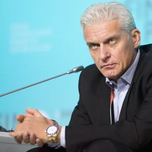Tinkow sitzt auf einer Pressekonferenz