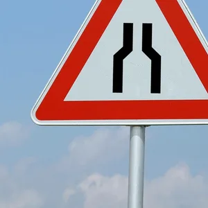 Ein Verkehrsschild der beidseitigen Fahrbahnverengung