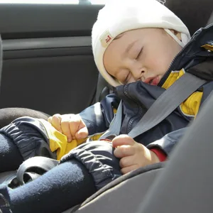 Ein 65-Jähriger hat ein vier Monate alte Baby im Auto zurückgelassen – eine Passantin beruhigte das Kind. (Symbolbild)
